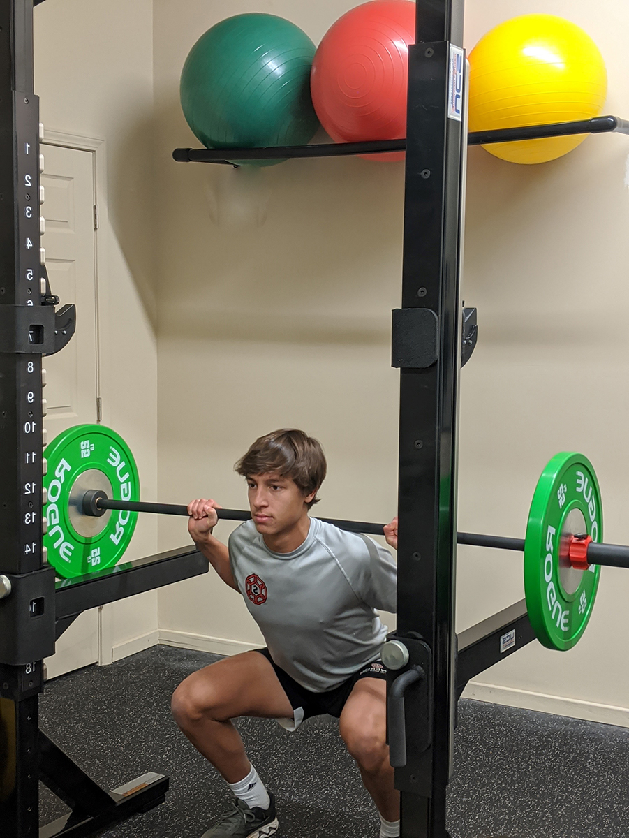 squats with barbell on shoulders
